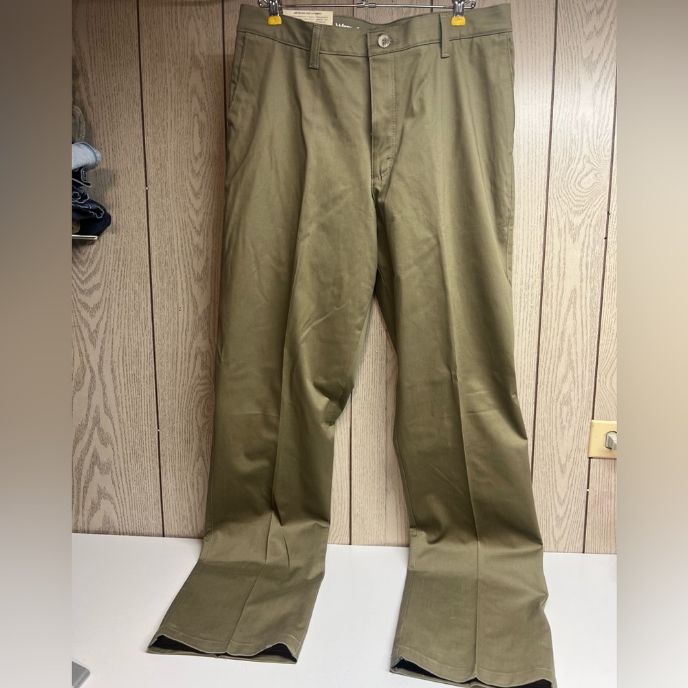 Men’s Wrangler Khaki Pants Relaxed Fit 33x36 Flat Front Wrinkle Free Stretch NWT